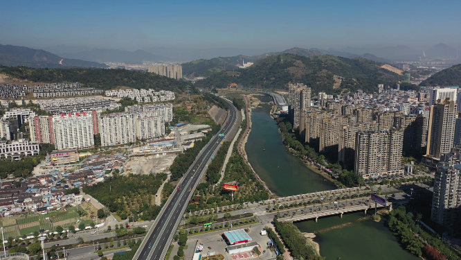 航拍沿江城市建筑群